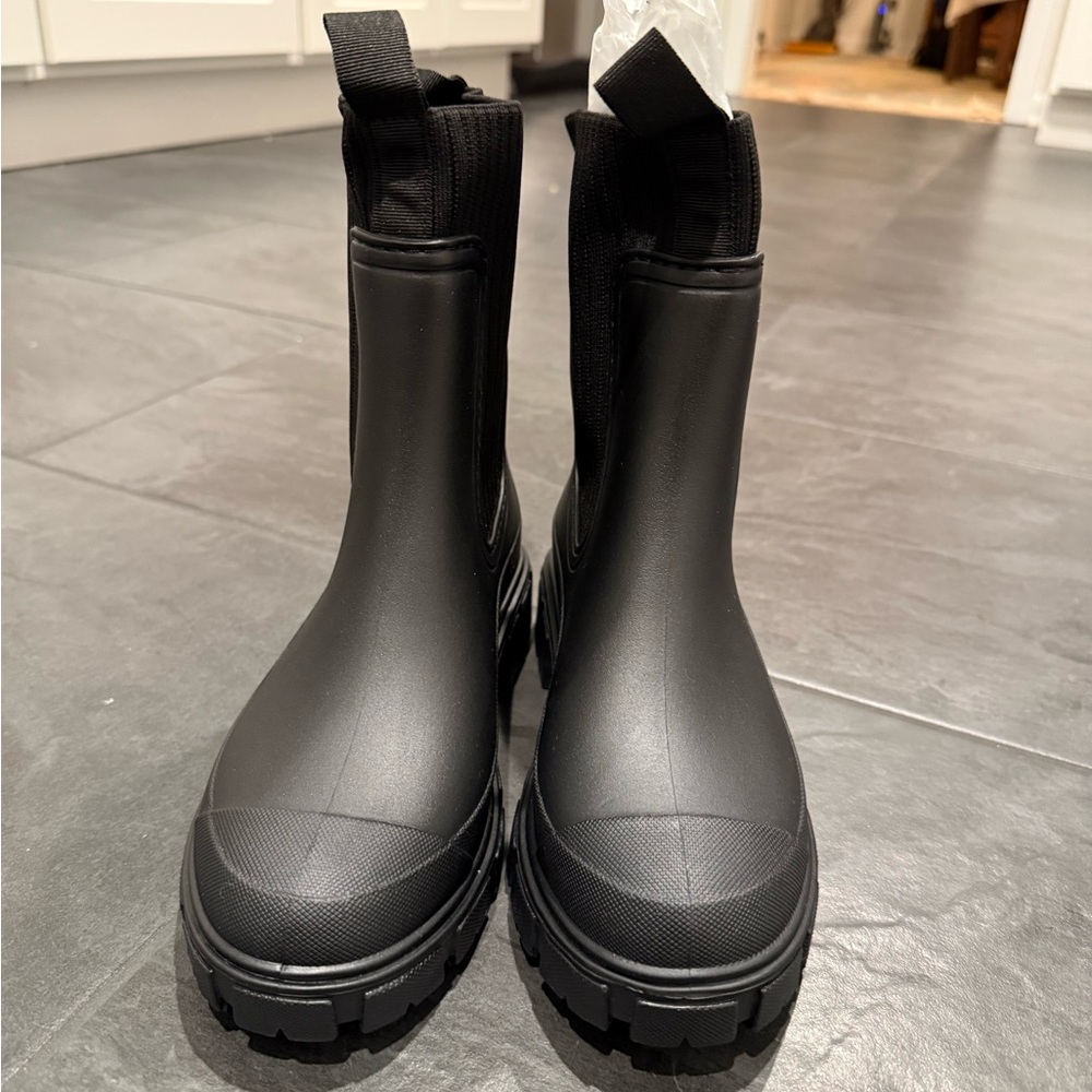 Black Women's Chelsea Boots
